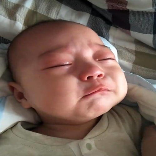 宝宝睡得正香突然大哭