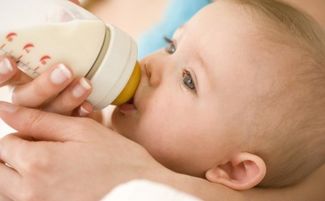 婴儿如何喂水喂奶粉